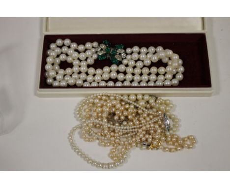 A QUANTITY OF VINTAGE FAUX PEARL NECKLACES 