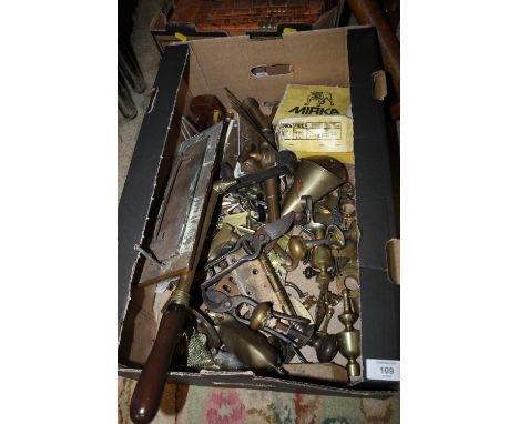 A TRAY OF VINTAGE METALWARE TO INCLUDE BRASS BEER TAPS, FURNITURE HANDLES ETC