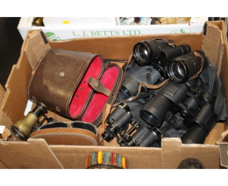 A TRAY OF VINTAGE AND MODERN BINOCULARS ETC