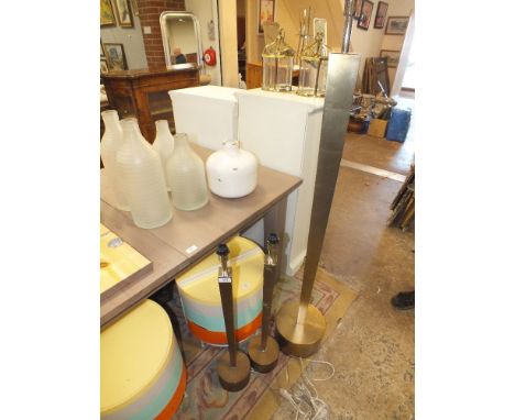 A MODERN ANGULAR STANDARD LAMP WITH A MATCHING PAIR OF LARGE TABLE LAMPS (3)