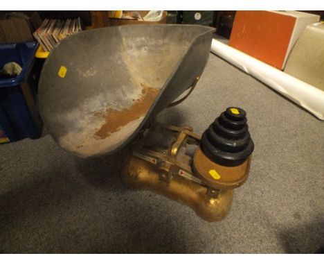 A SET OF VINTAGE AVERY SCALES AND WEIGHTS 