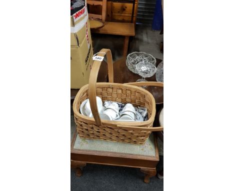 VINTAGE SUSIE COOPER TEA SET AND WICKER BASKET 