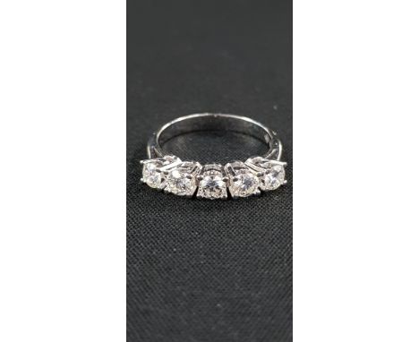 18CT WHITE GOLD 5 STONE DIAMOND RING WITH CIRCA 1 CARAT OF DIAMONDS