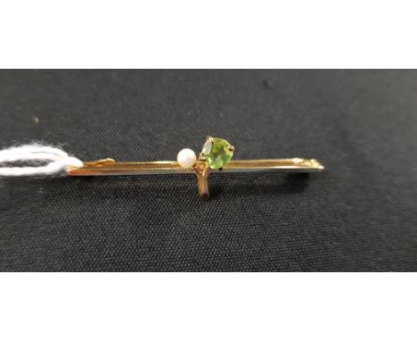 9CT GOLD BAR BROOCH SET WITH PEARL AND PERIDOT