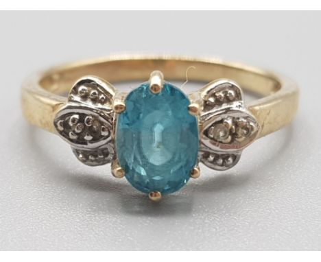 Ladies 9ct yellow gold blue &amp; white stone ring with oval blue stone in the centre, 2.3g gross, size M