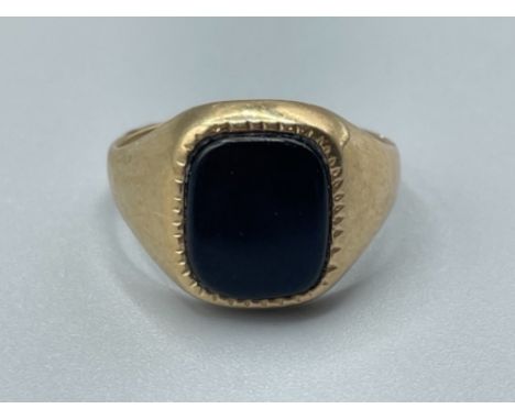 Gents 9ct gold square onyx ring. 3.8g size R