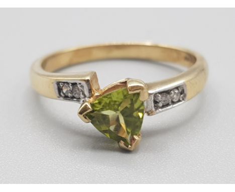 Ladies 9ct yellow gold peridot &amp; diamond ring, featuring a triangular green stone in the centre with 2 round brilliant cu