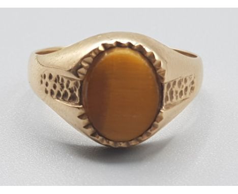 Gents 9ct yellow gold tigers eye ring, 3.4g gross, size N