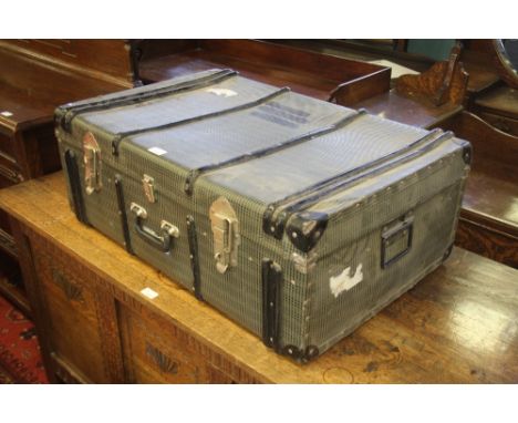 Ribbed travel trunk