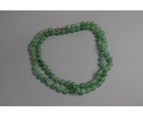 A Jade Apple Green Bead Necklace (9mm Diameter) with Silver Clasp. 