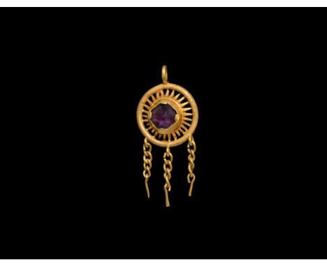 1460-1685 AD. A gold hat jewel with a facetted amethyst in a pierced yellow gold mount with dentilled plaque to the reverse a