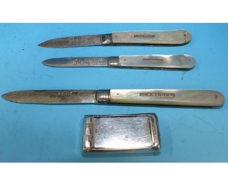 A Georgian carved rectangular snuff box, London 1807; 3 mother-of-pearl penknives
