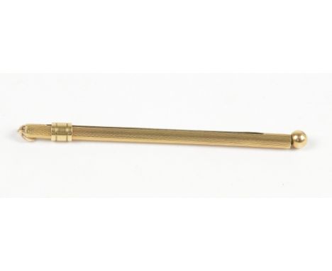 A 9ct yellow gold swizzle stick with engine turned body, length 7cm, approx 4.9g. 