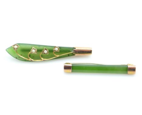 A 9ct yellow gold mounted leaf shaped nephrite jade brooch with seed cultured pearl set lily of the valley motif, length 5cm 