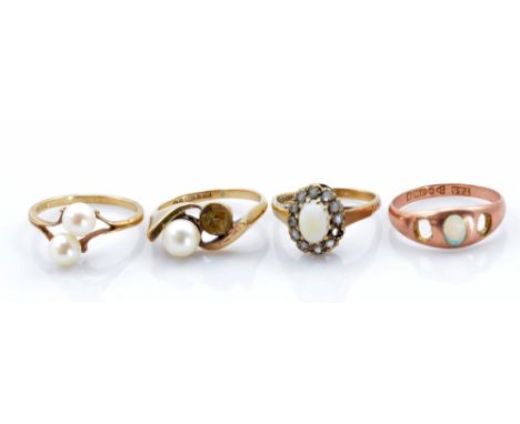 A 9ct yellow gold ring set with two cultured pearls, a further example set with one pearl (af), a 9ct yellow gold ring set wi