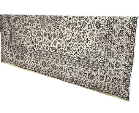 Fine hand knotted Persian Keshan carpet 3.43 by 2.30.