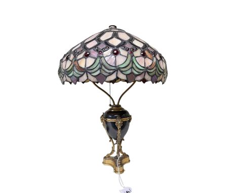Tiffany style table lamp, 43cm high.