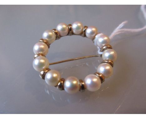 Circular 9ct gold and cultured pearl brooch