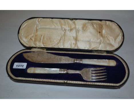 Cased pair of Sheffield silver fish servers with mother of pearl handles