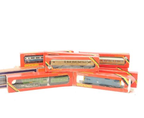 Hornby Railways OO gauge The Flying Scotsman, green livery, 4-6-2, 4472., Hornby Railways R.416 Operating Mail Coach, BR live