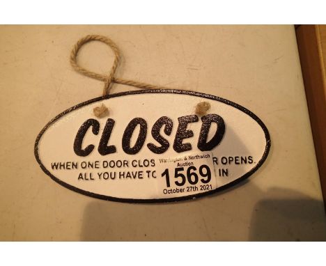 Cast iron closed / open shop sign, L: 16 cm. P&amp;P Group 1 (£14+VAT for the first lot and £1+VAT for subsequent lots) 
