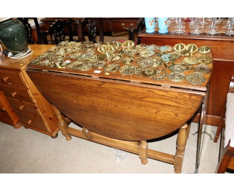 An oak gate leg dining table 