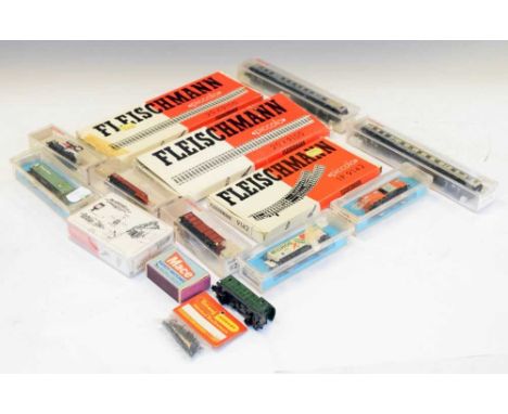 Fleischmann 'N' gauge railway items to include; 7030 locomotive, 8400 'Esso' wagon, 2486 Staufen Braü Reefer Car, 8200, 2465 