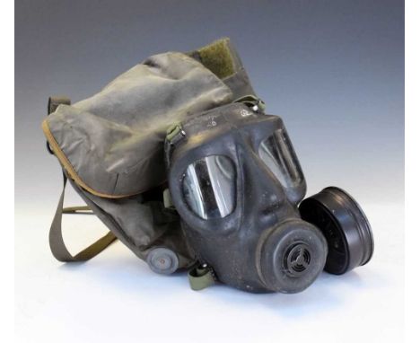 S6 MKII British Army respirator (gas mask), 'GD 12/71, PR 565', with carry bag