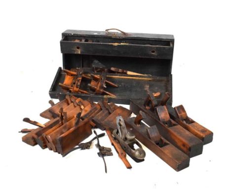 Quality of vintage hand tools to include moulding planes, compass plan, etc