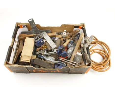 A quantity of decorators and carpenters tools G 