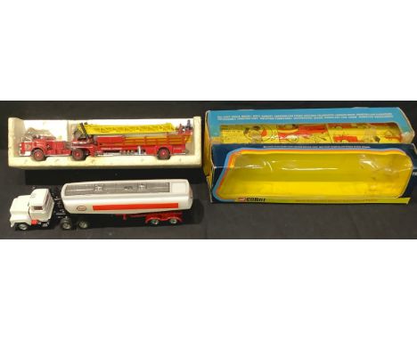 Corgi Major 1143 American LaFrance aerial rescue truck, red body with extending ladders, firefighter figures, boxed with inne
