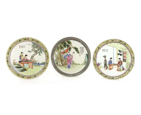 A Chinese famille rose plate,early 20th century, of circular form, painted with Wang Zhaojun playing sorrowful melodies on a 