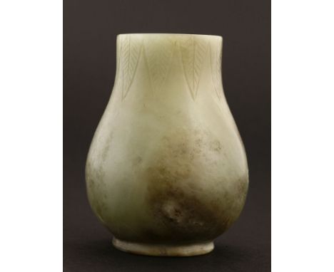 A Chinese yellow jade vase,early 20th century, carved with stylised banana leaves to rim and foot rim, 7.5cm二十世纪初 黄玉小瓶