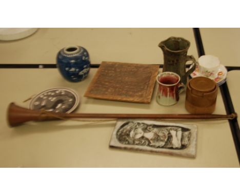 A MIXED GROUP OF CERAMICS AND OTHER ITEMS TO INCLUDE; A DENBEIGH WARE JUG AND MUG, A STUDIO CERAMIC BISCUIT BARREL, THREE CER