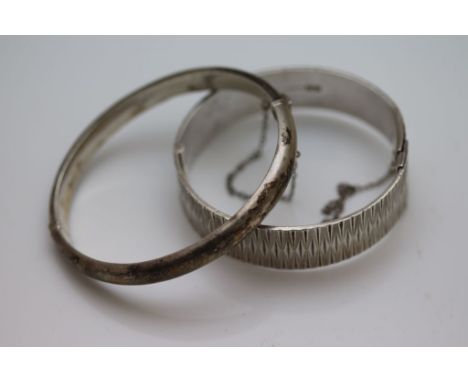 A silver hinged bangle, textured lozenge pattern, width approximately 16mm, makers Redfern Jewellery Company, Birmingham 1973