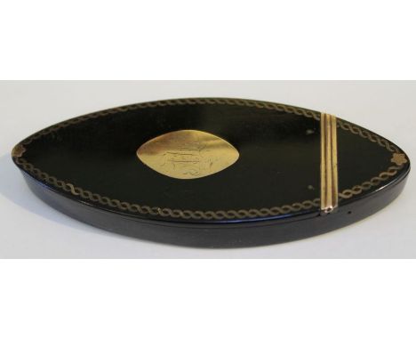 An early 19th century yellow metal inlaid horn oval snuff box.