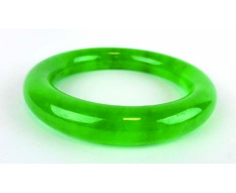 A green jade bangle, internal d. 6 cm