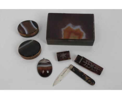 Large 19th century agate lidded box, 9cm wide, together with two similar oval agate snuff boxes, agate pendant and a fine qua