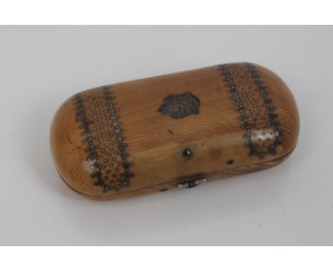 Georgian ivory and silver piqué inlaid snuff box of bowed form, with strap ornament, 8cm long