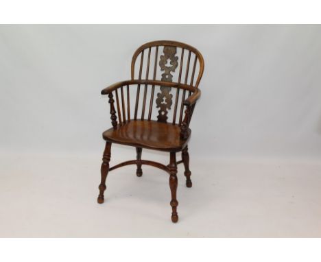 Good 19th century yew and elm Windsor chair with pierced burr yew vase shaped splat and stick back, having saddle seat on tur