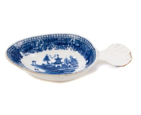 18th century blue and white - probably Caughley tea caddy spoon with spoon-shaped bowl and shell-shaped handle, the bowl prin