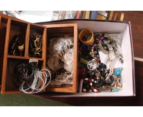 Collection of assorted SIlver and Costume jewellery 