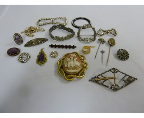 A quantity of vintage costume jewellery to include a cameo, tie pins and brooches (20)