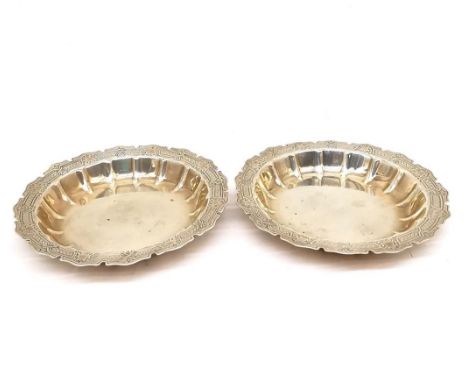 A pair of Art Deco Asprey silver dishes with engraved foliate design to the borders. Hallmarked:A&amp;Co, Sheffield,1929. Mak