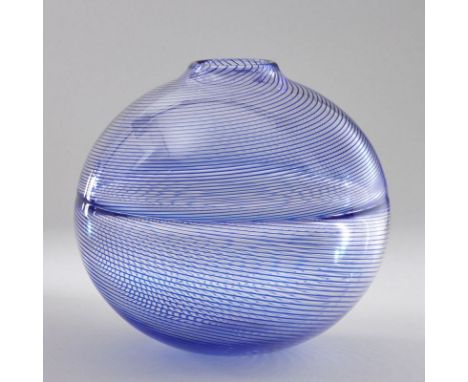 Kugelige Vase Incalmo - Hans WudyGlasfachschule Zwiesel, um 2004. Farbloses Glas aus zwei Halbkugeln. Kobaltblaue Stäbchen ge
