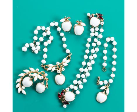 TRIFARI - Vintage Parure mit weißen Äpfeln (5 Teile)Collier, Armband (2), Paar Ohrclips und Brosche Alfred Philippe Crown Tri