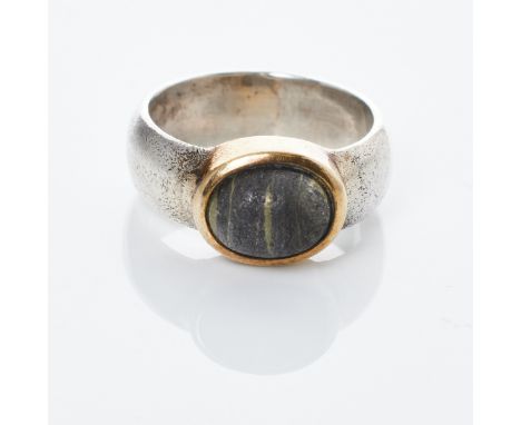 Autorenschmuck: Ring mit Stein vom RommelsbergGoldschmied: Andreas Scharm, Goslar. 750/- Gelbgold und 925/- Silber, ungestemp