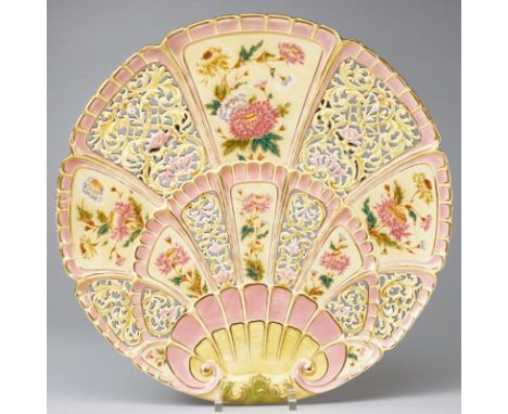 Großer Jugendstil Zierteller in Muschelform mit BlumenZsolnay Keramische Fabriken, Pecs / Ungarn um 1890. Porzellan-Fayence, 