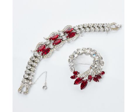 WEISS - breites Vintage Strass-Armband mit Faux-Rubinen und Passender BroscheAlbert Weiss, New York, USA. Um 1960-1980. Metal