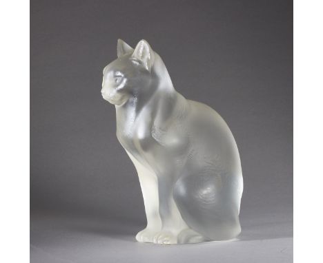 Sitzende KatzeLalique, Wingen-sur-Moder. Farbloses Glas, formgepresst, Oberfläche mattiert. Unter dem Stand bez.: Lalique R F